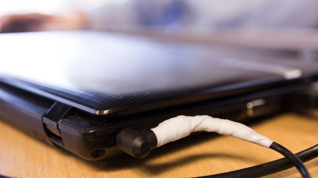 Reparo de carregador de notebook - cabo cortado ou conector frouxo